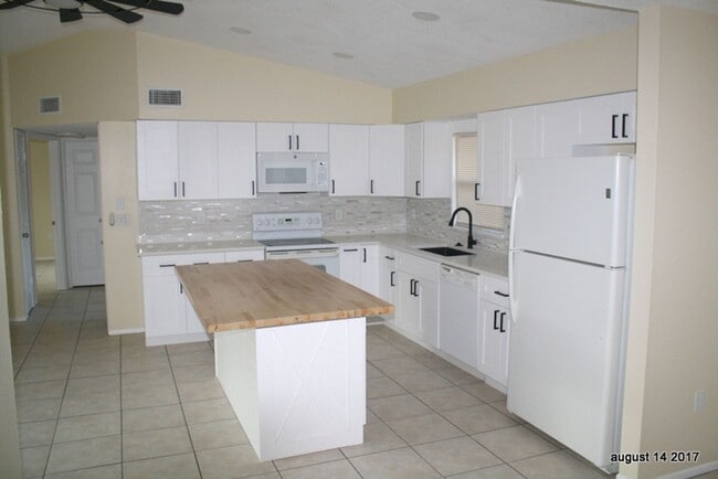 Building Photo - Updated 3 bed 2 bath Close to downtown