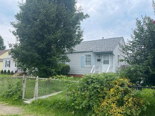 Building Photo - 2 bed house on Rva Northside!  Central hvac, hardwoods,all electric, lots of parking, laundry,