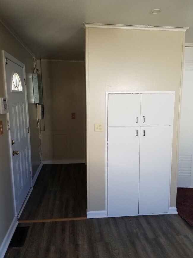 Building Photo - Make yourself at home in this clean 3-bedr...
