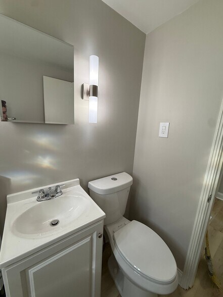 Building Photo - 733 Memory Ln