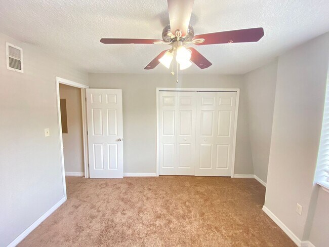 Building Photo - Beautiful 2/1.5 Condo in Orlando! New Carpet!