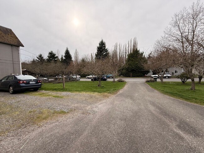 Building Photo - 3bdrm/2 bath house with a yard, laundry, and parking in Happy Valley!