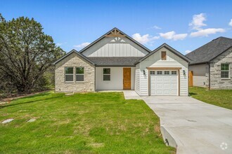 Building Photo - COMING SOON! 3/2 with high ceilings & GREA...
