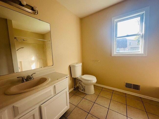 Building Photo - MOVE-IN READY !! BEAUTIFULLY  PROPERTY WITH HUGE YARD