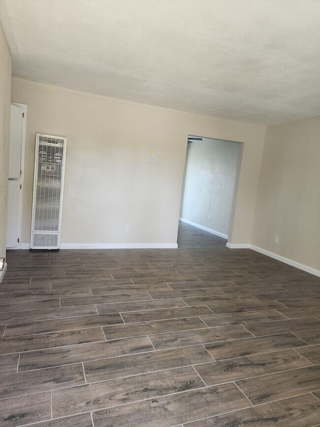 Building Photo - Recently Updated -  2 Bedroom 1 Bathroom O...