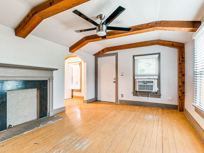Building Photo - Unique with a Artsy Flare    1Bed + Flex Room /1.5 Bath in Edgemere Park