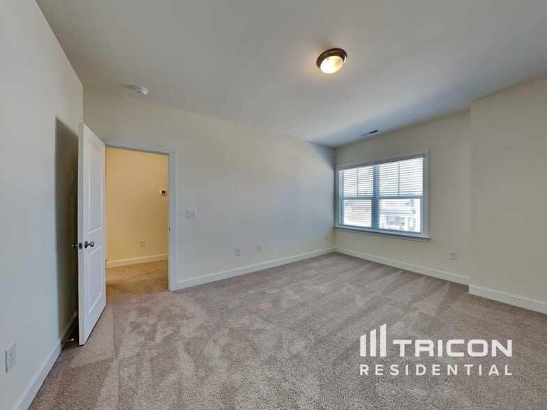 Building Photo - 402 Porterfield Dr