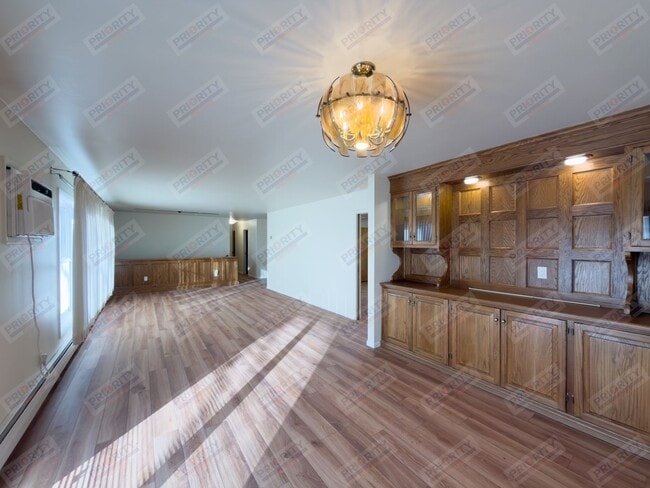 Building Photo - Large 4 bedroom, 2.5 bath downtown home