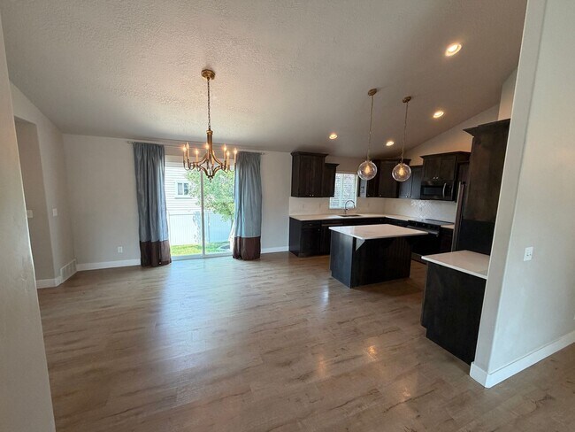 Building Photo - Spacious 6-Bedroom Home for Rent in Lehi