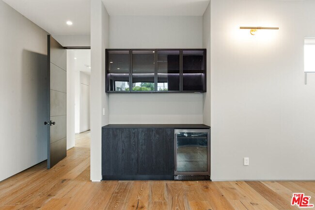 Building Photo - 738 N Harper Ave