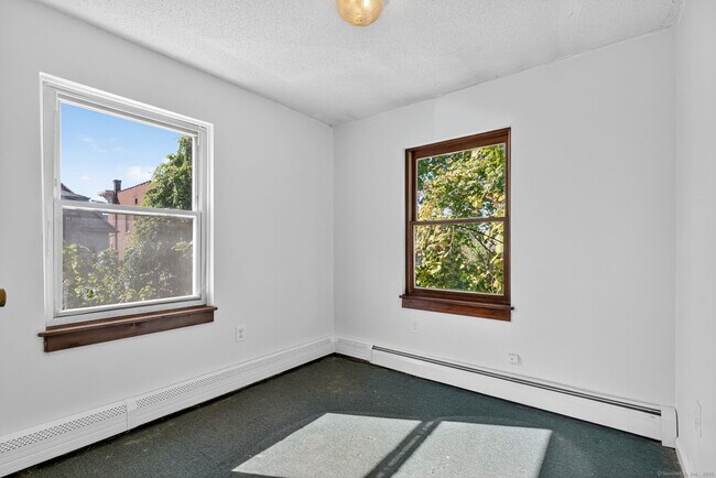 Building Photo - 33 Guilford St