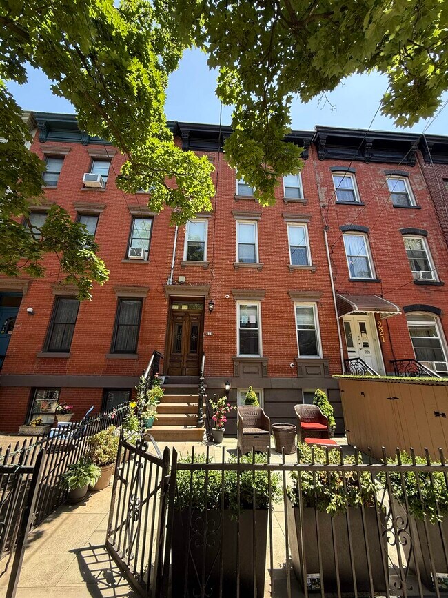 Building Photo - 223 Garden St