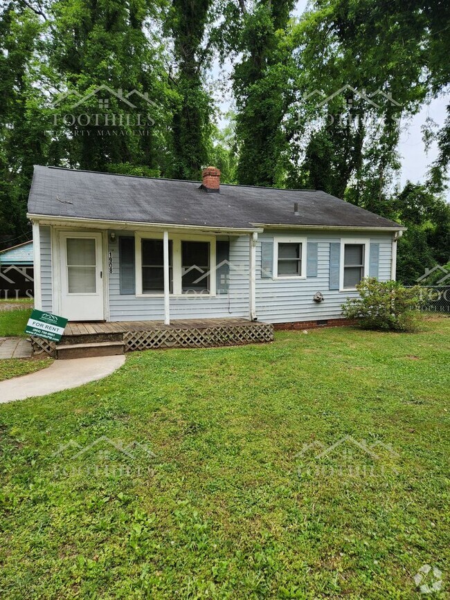 Building Photo - Move-In Ready 3BR Home with New Carpet, Ga...