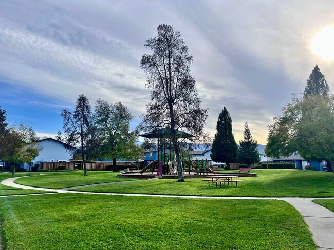 Building Photo - Town Home in Great Central Location near the Foothills!