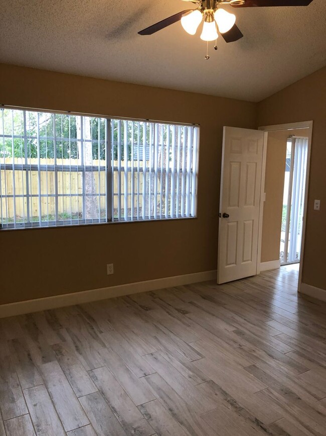 Building Photo - Longwood townhome, Two Bedrooms, Two Bathr...