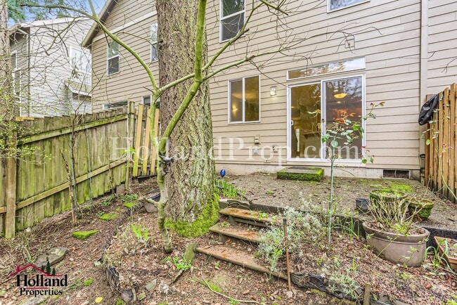 Building Photo - Bright & Spacious 3-Bedroom Townhome in a Prime Location!