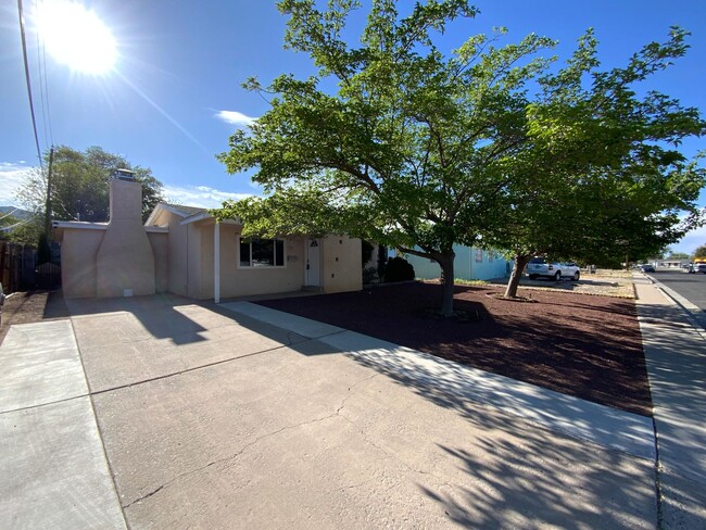 Building Photo - 3 Bedroom Updated Single Story Home Availa...