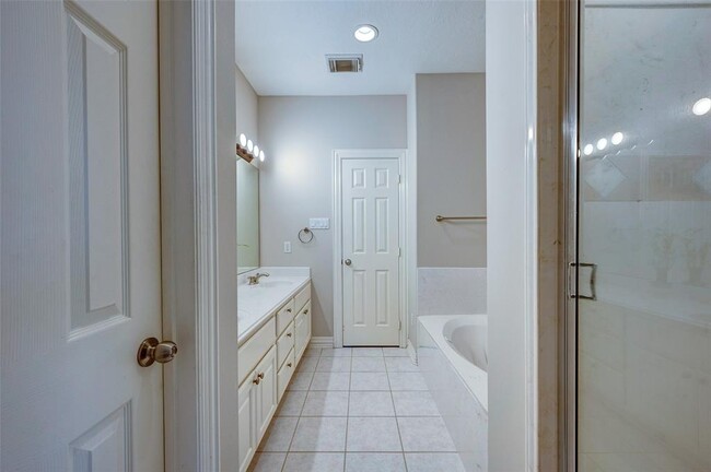 Building Photo - 1811 Gentryside Dr