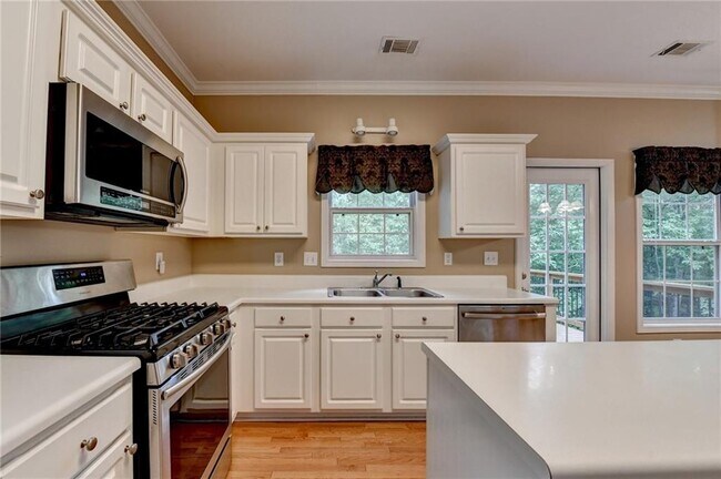 Building Photo - 2172 Woodbriar Dr