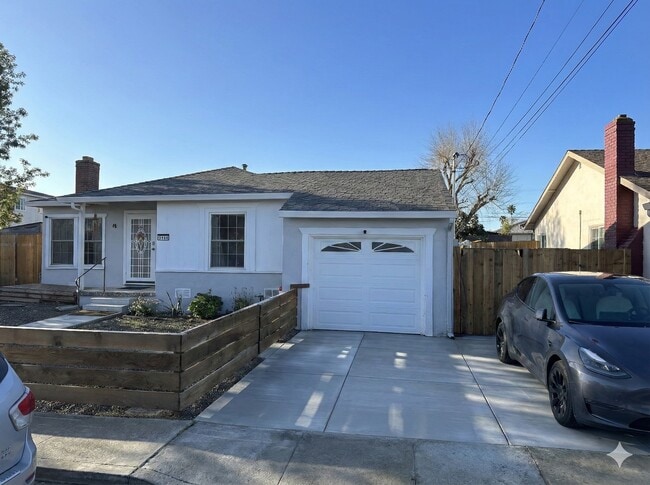 Building Photo - 2464 Pepper Dr