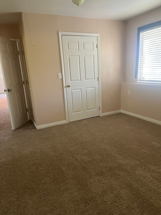 Building Photo - 7898 N Sparrowhawk Cir