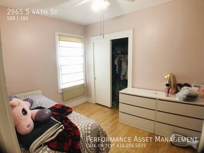 Building Photo - Stunning 5BD Unit with a Beautiful Backyard!