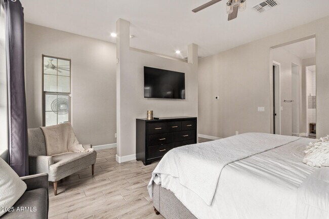 Building Photo - 11807 W Pkwy Ln