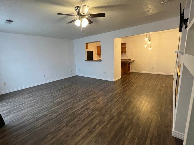 Building Photo - 2 bed 2 bath Townhome with Garage Coming S...