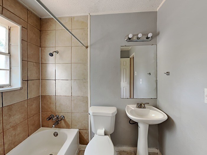 Building Photo - 1609 Parkhaven Dr