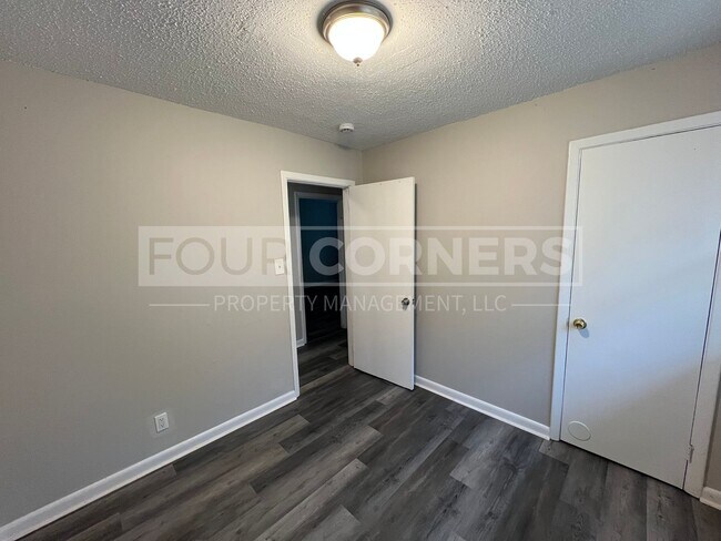 Building Photo - Spacious 3 Bedroom 1.5 Bath House