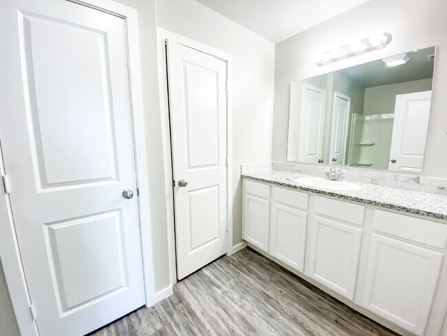 Building Photo - Adorable, 3/2/1 duplex in North Lubbock!