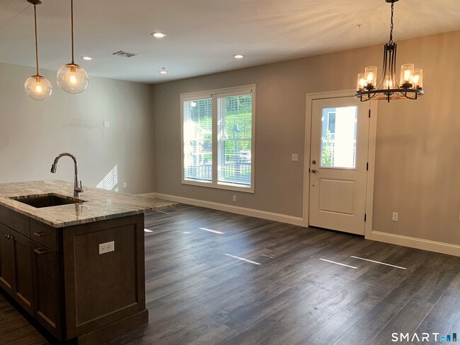 Building Photo - 501 Edgewater Cir