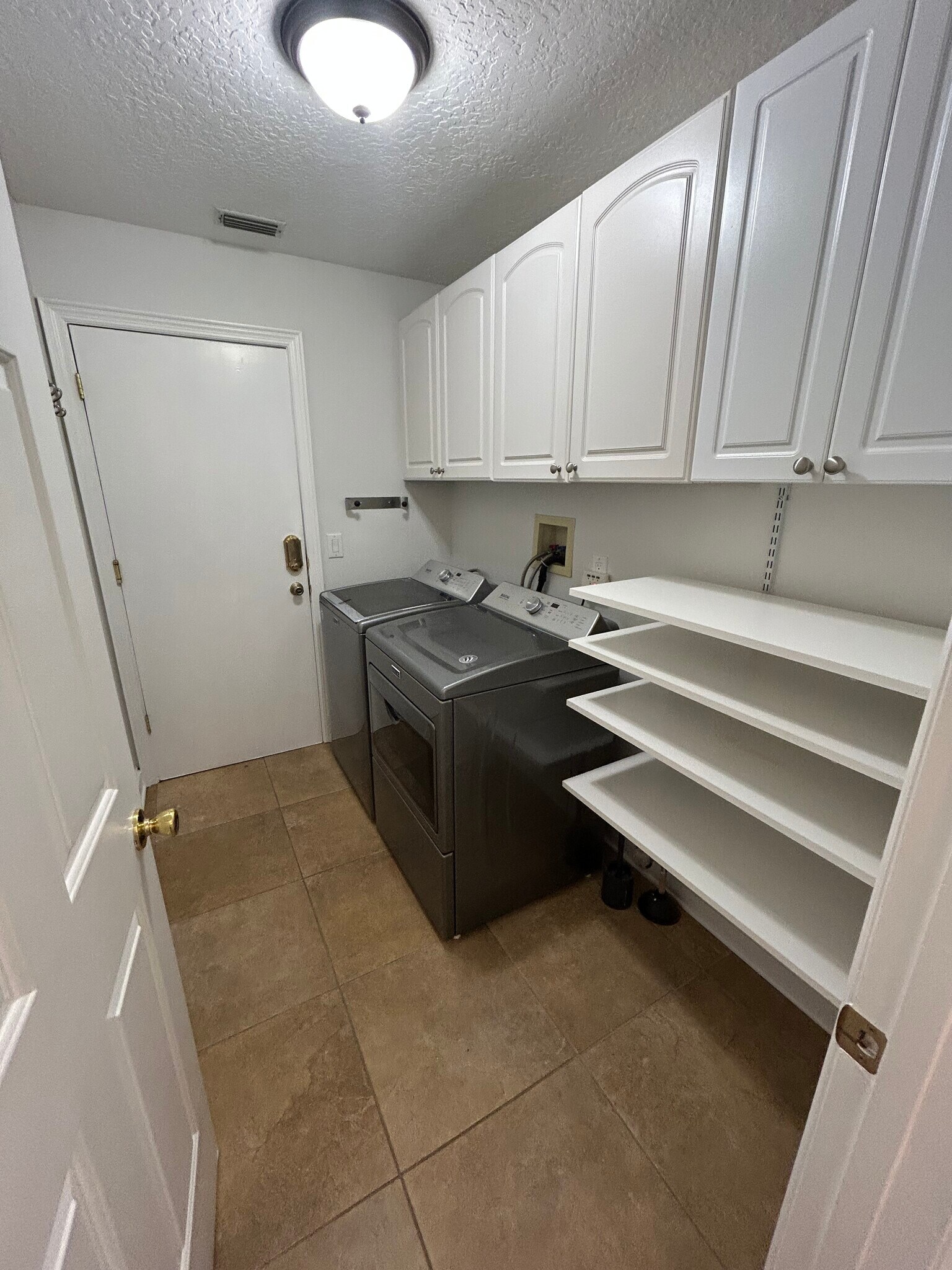 Building Photo - 942 Deerwood Loop