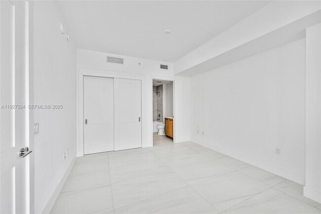 Building Photo - 153 N Seabreeze Blvd