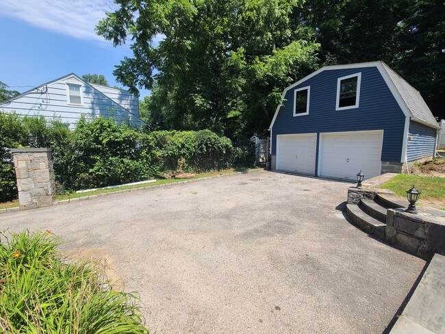 Building Photo - 4 bedrooms and 1.5 bathrooms, this home of...