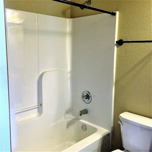 Building Photo - 2840 W Lakewood Dr