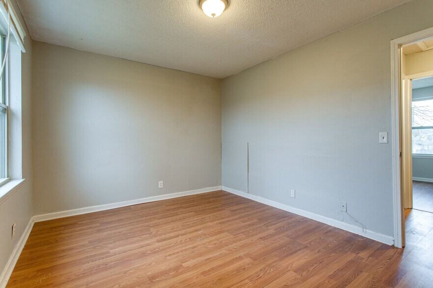 Building Photo - 2428 Woodale Ln