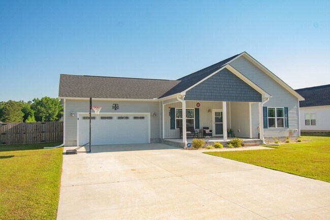 Building Photo - Coming Soon! 3 Bedroom 2.5 Bath - 25 Minutes from Camp Lejeune
