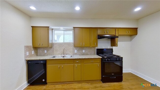 Building Photo - 2107 Magnolia Dr