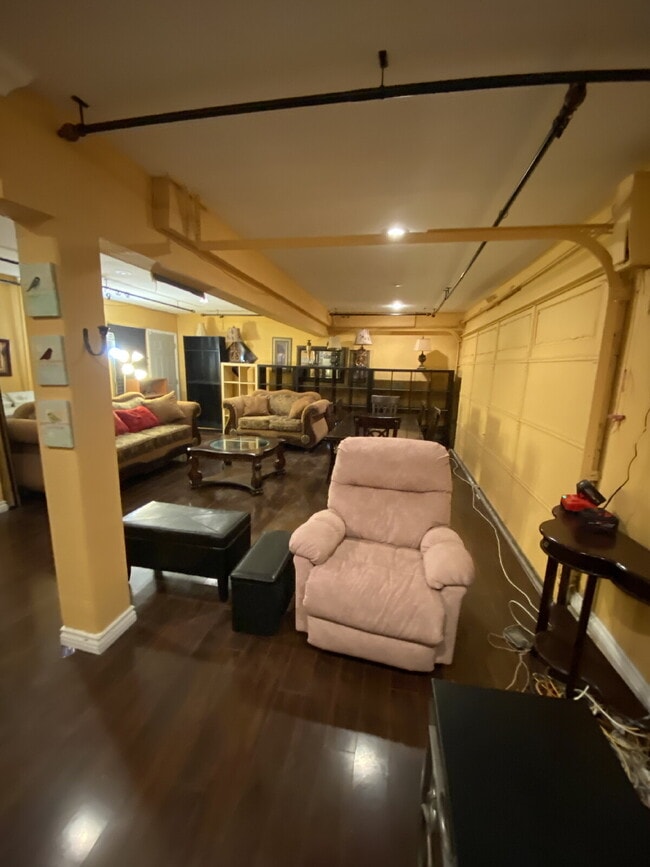 Building Photo - Spacious 3BD/3BA Home with Big Yard — Priced to Move Fast! Pets OK