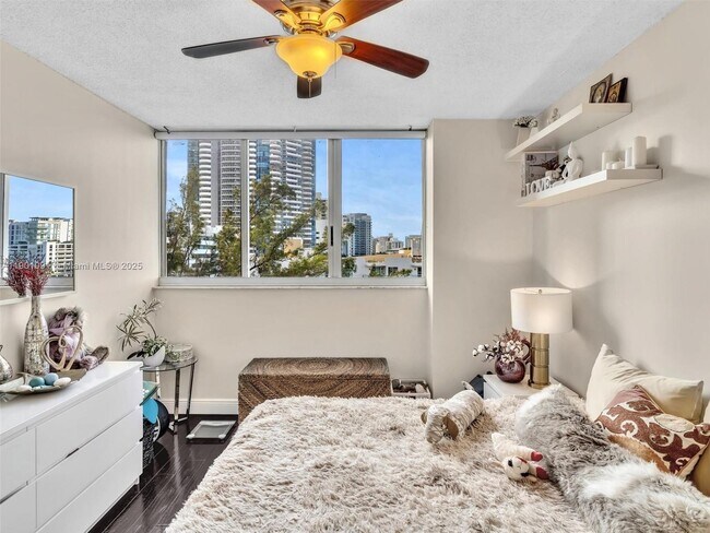 Building Photo - 6422 Collins Ave