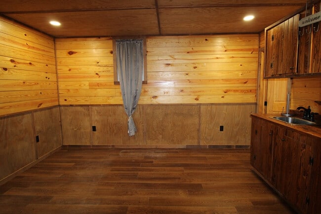 Building Photo - 900 Race Track Rd