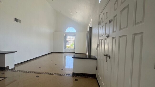 Building Photo - Elegant House in Playa Del ray