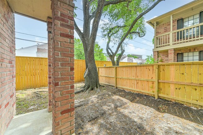 Building Photo - 2255 Braeswood Park Dr