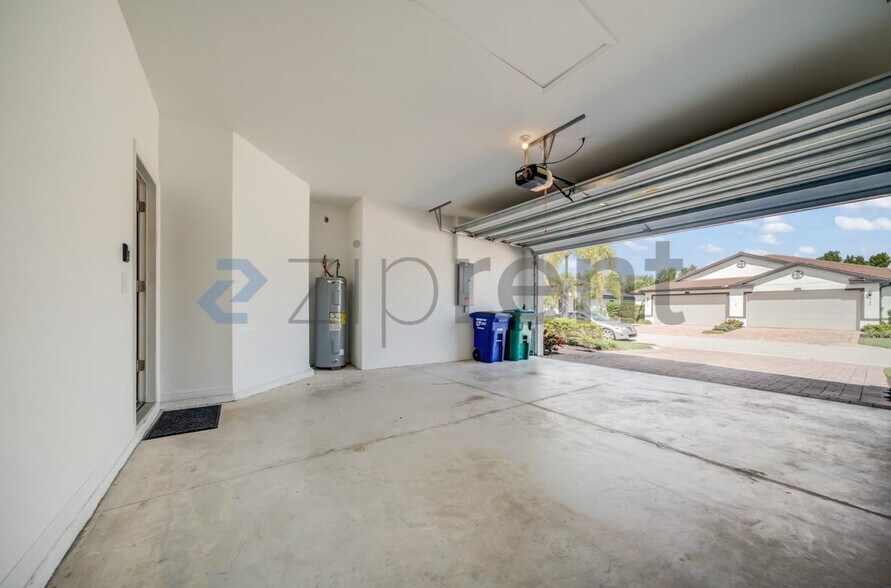 Building Photo - 1126 S Town and River Dr