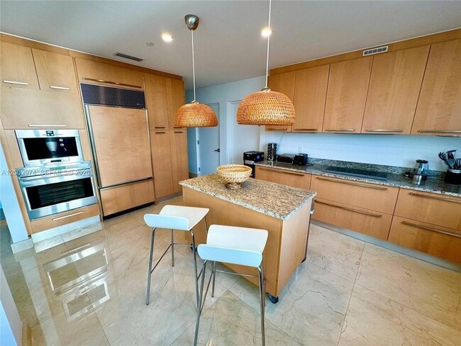 Building Photo - 15901 Collins Ave