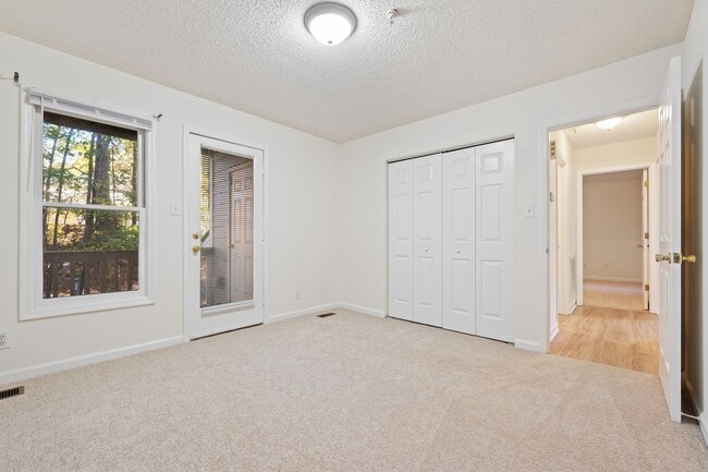 Building Photo - Carrboro 2 Bedroom/1Bathroom Unit! Adorabl...