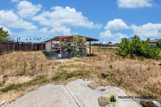 Building Photo - Charming 2-Bedroom Retreat in Sacramento – Gated w/Large yard