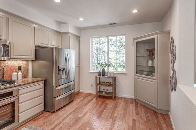 Building Photo - Available now, Townhouse in MV! $5,500