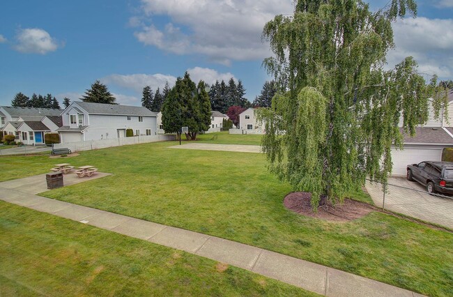 Building Photo - Welcome to this charming 2 bedroom, 2 bath...